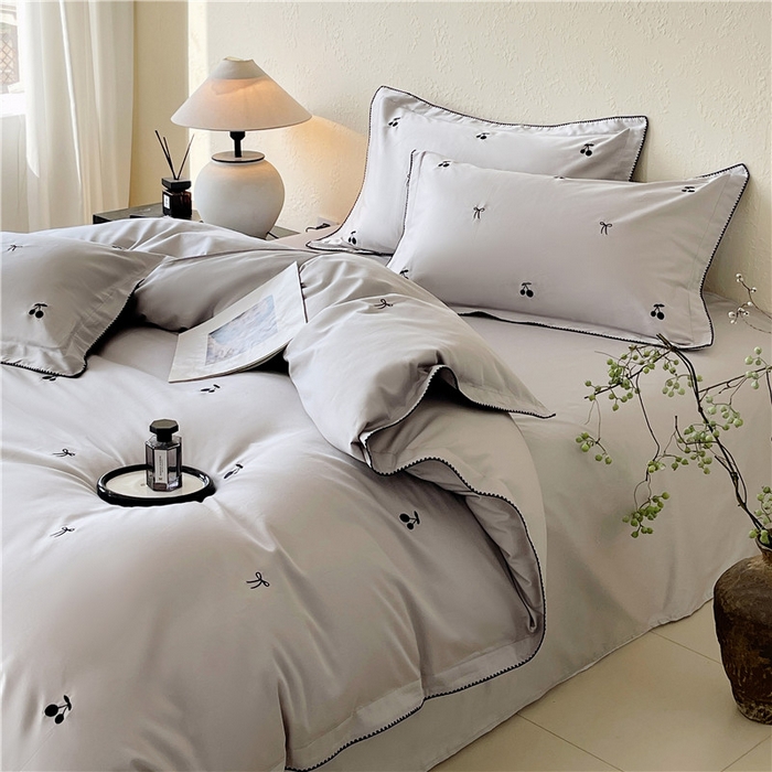 91家纺网 家纺一手货源 找家纺 琪格格纺织 2026新款100s纯棉贡缎纯色长绒棉纯棉樱桃刺绣床上用品四件套 黑樱小甜-月灰