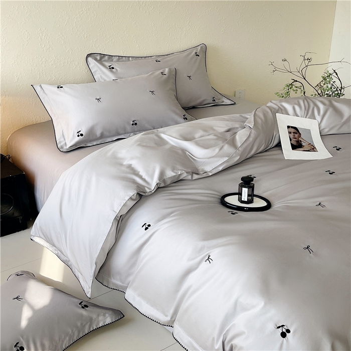 91家纺网 家纺一手货源 找家纺 琪格格纺织 2026新款100s纯棉贡缎纯色长绒棉纯棉樱桃刺绣床上用品四件套 黑樱小甜-月灰