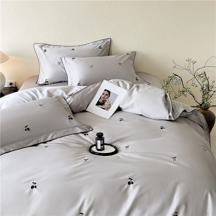 91家纺网 家纺一手货源 找家纺 琪格格纺织 2026新款100s纯棉贡缎纯色长绒棉纯棉樱桃刺绣床上用品四件套 黑樱小甜-月灰