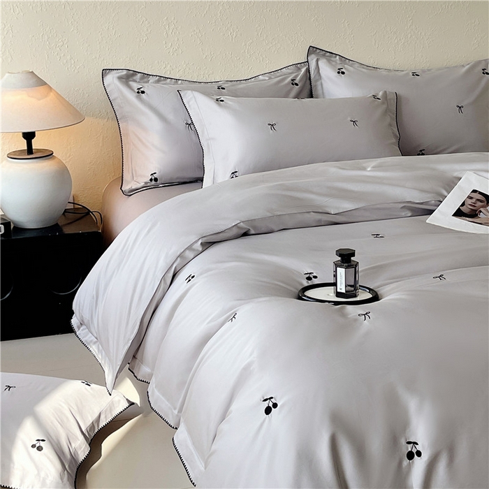 91家纺网 家纺一手货源 找家纺 琪格格纺织 2026新款100s纯棉贡缎纯色长绒棉纯棉樱桃刺绣床上用品四件套 黑樱小甜-月灰