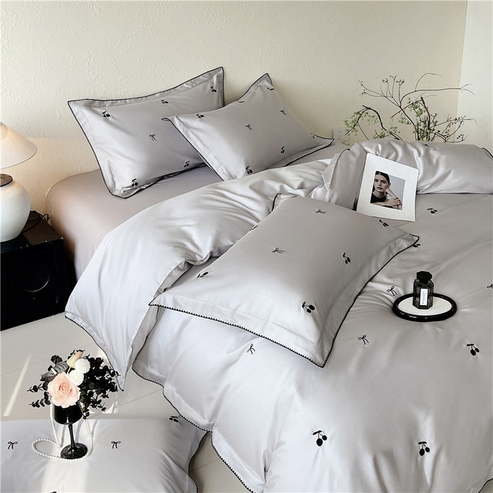 91家纺网 家纺一手货源 找家纺 琪格格纺织 2026新款100s纯棉贡缎纯色长绒棉纯棉樱桃刺绣床上用品四件套 黑樱小甜-月灰