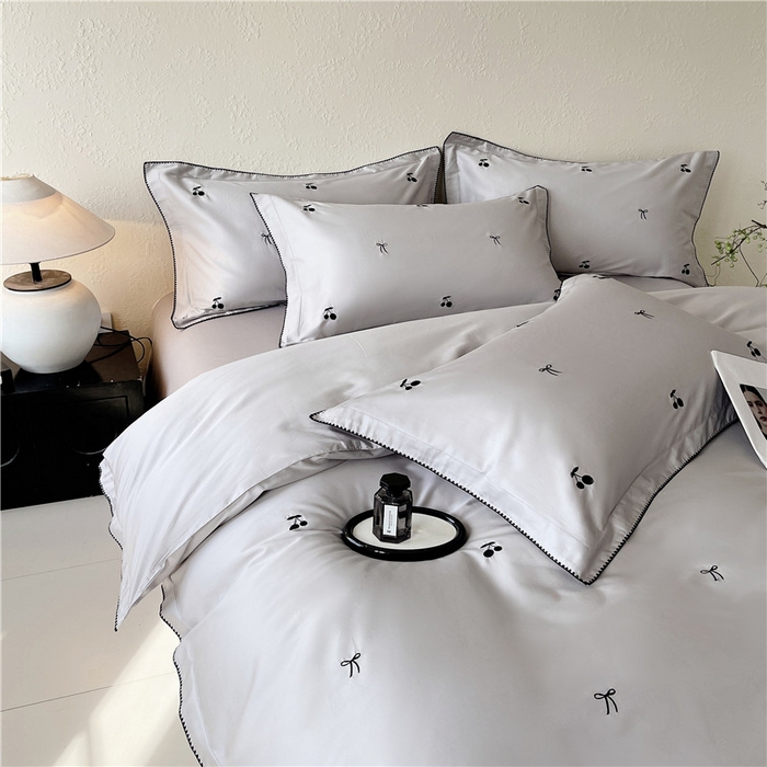 91家纺网 家纺一手货源 找家纺 琪格格纺织 2026新款100s纯棉贡缎纯色长绒棉纯棉樱桃刺绣床上用品四件套 黑樱小甜-月灰