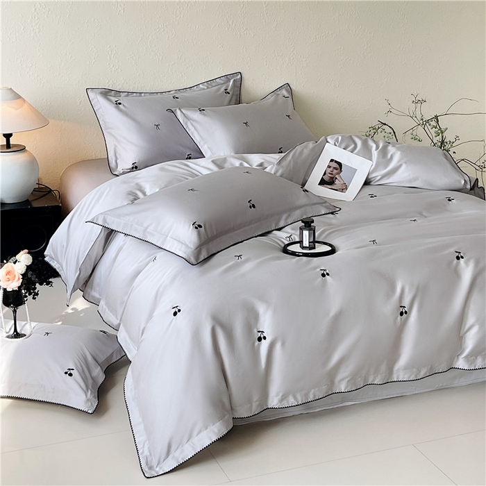 91家纺网 家纺一手货源 找家纺 琪格格纺织 2026新款100s纯棉贡缎纯色长绒棉纯棉樱桃刺绣床上用品四件套 黑樱小甜-月灰