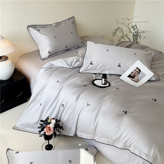 91家纺网 家纺一手货源 找家纺 琪格格纺织 2026新款100s纯棉贡缎纯色长绒棉纯棉樱桃刺绣床上用品四件套 黑樱小甜-月灰