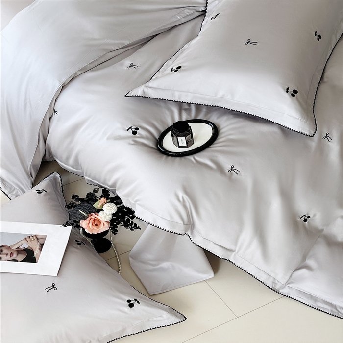 91家纺网 家纺一手货源 找家纺 琪格格纺织 2026新款100s纯棉贡缎纯色长绒棉纯棉樱桃刺绣床上用品四件套 黑樱小甜-月灰