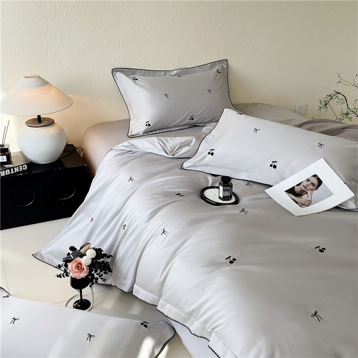 91家纺网 家纺一手货源 找家纺 琪格格纺织 2026新款100s纯棉贡缎纯色长绒棉纯棉樱桃刺绣床上用品四件套 黑樱小甜-月灰