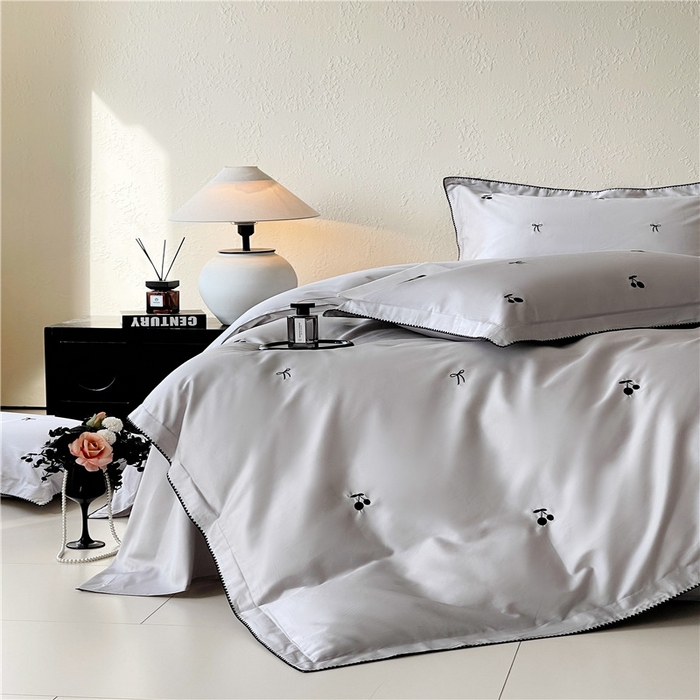 91家纺网 家纺一手货源 找家纺 琪格格纺织 2026新款100s纯棉贡缎纯色长绒棉纯棉樱桃刺绣床上用品四件套 黑樱小甜-月灰