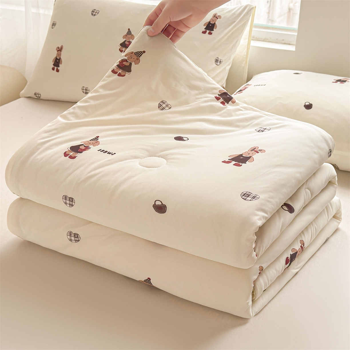 91家纺网 家纺一手货源 找家纺 景眠 2026新款凉感丝印花仿锦氨大豆夏被夏凉被空调被 甜心小熊