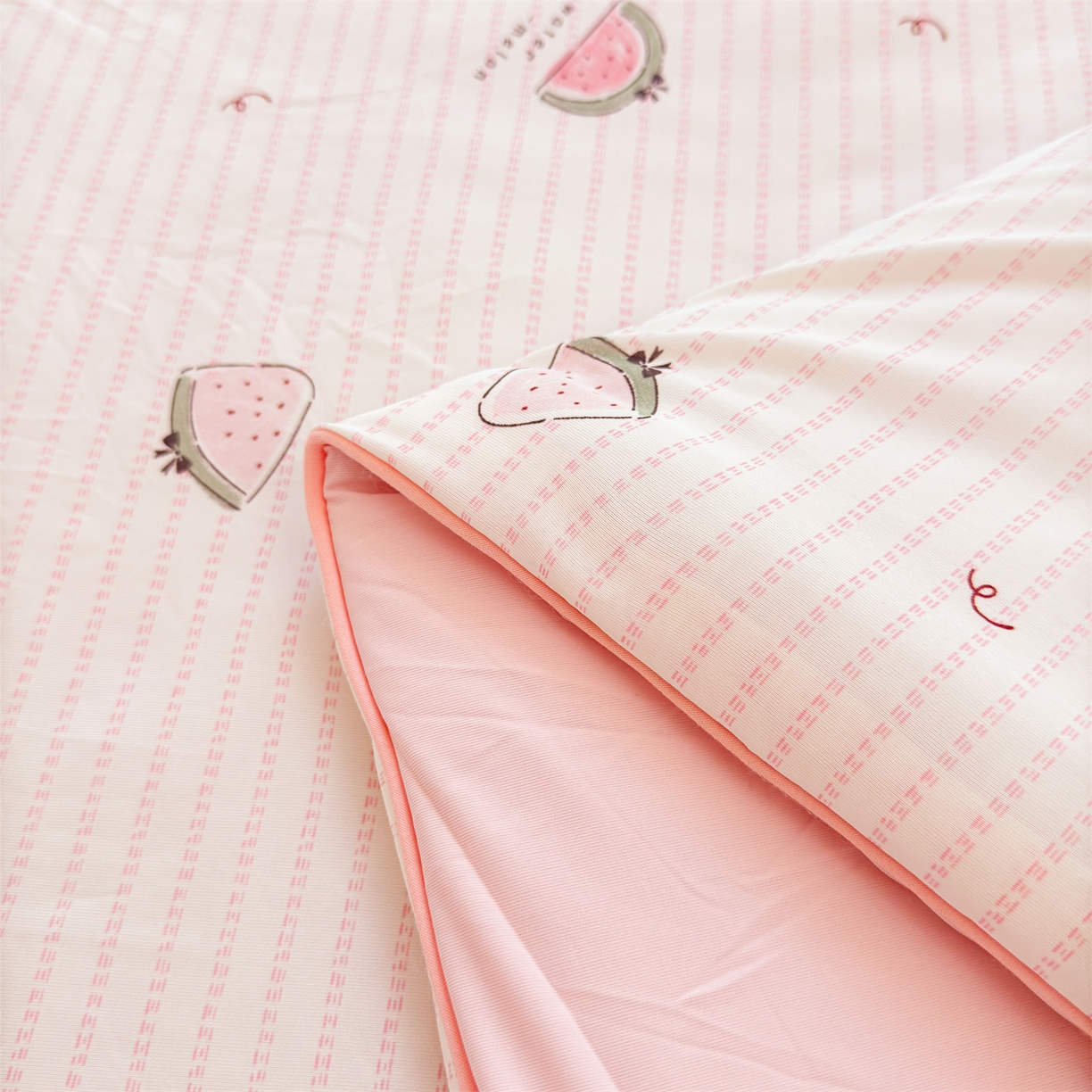 91家纺网 家纺一手货源 找家纺 景眠 2026新款凉感丝印花仿锦氨大豆夏被夏凉被空调被 西瓜派