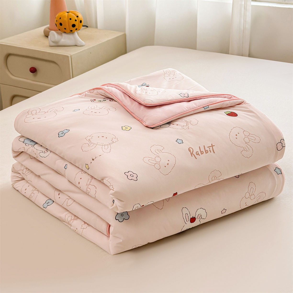 91家纺网 家纺一手货源 找家纺 景眠 2026新款凉感丝印花仿锦氨大豆夏被夏凉被空调被 樱桃兔