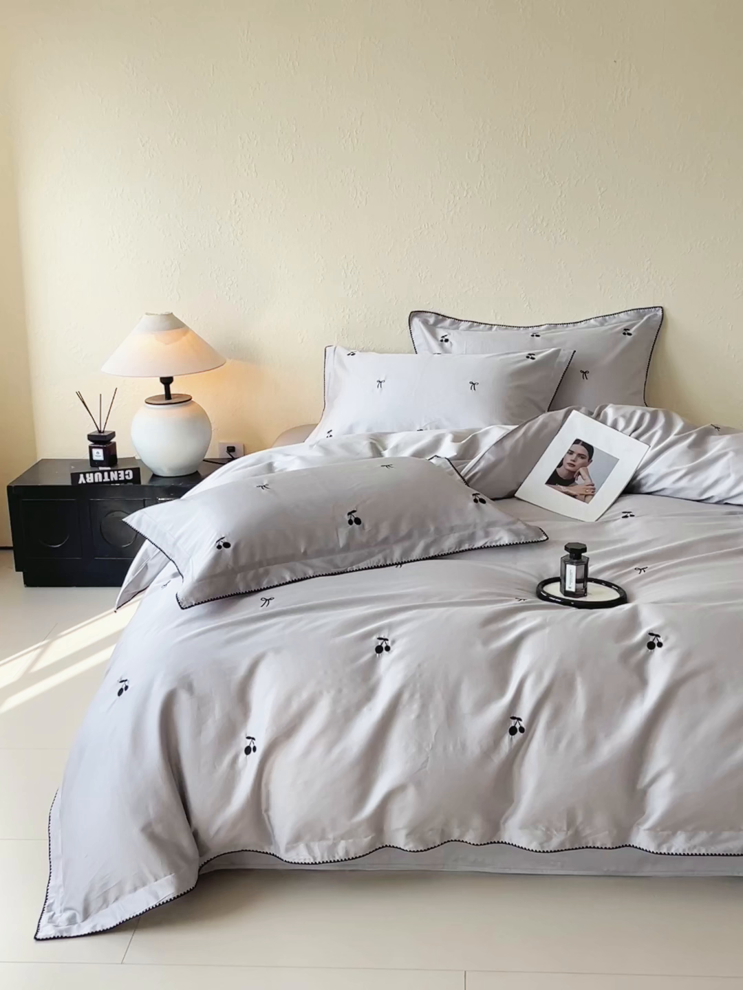 91家纺网 家纺一手货源 找家纺 琪格格纺织 2026新款100s纯棉贡缎纯色长绒棉纯棉樱桃刺绣床上用品四件套 黑樱小甜-月灰