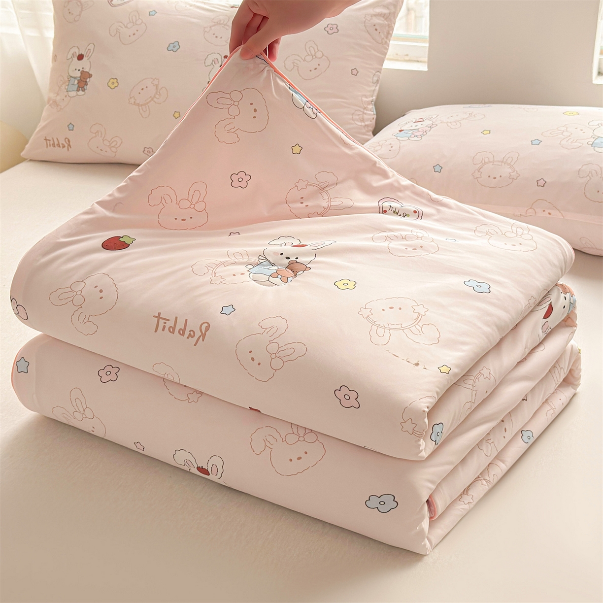 91家纺网 家纺一手货源 找家纺 景眠 2026新款凉感丝印花仿锦氨大豆夏被夏凉被空调被 樱桃兔