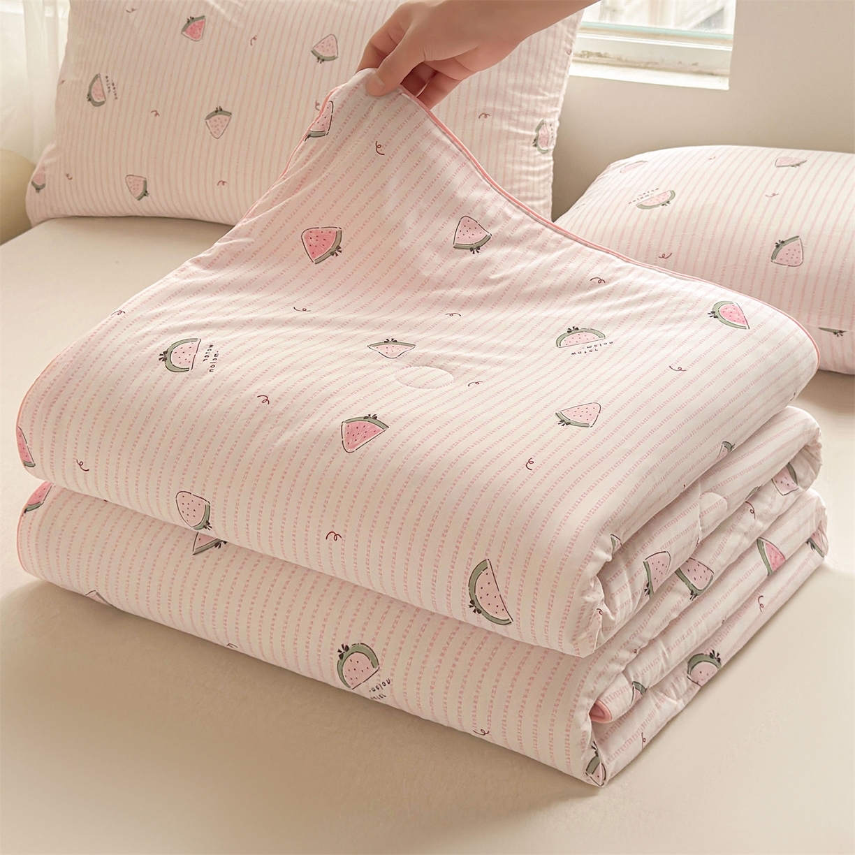 91家纺网 家纺一手货源 找家纺 景眠 2026新款凉感丝印花仿锦氨大豆夏被夏凉被空调被 西瓜派