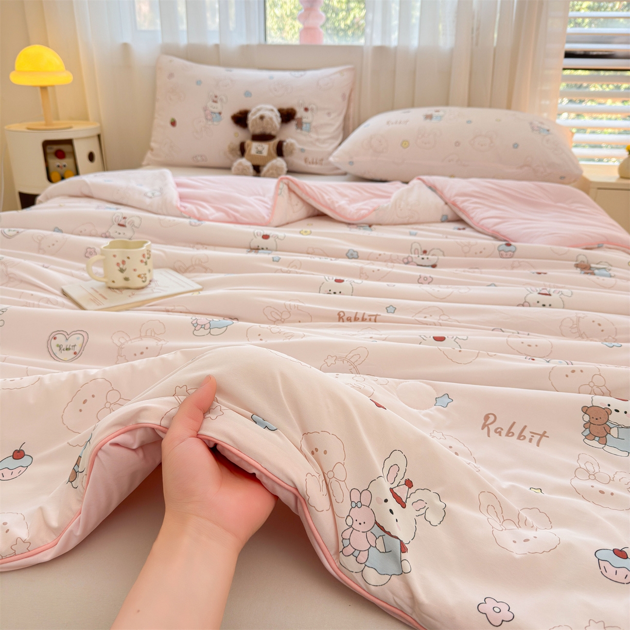 91家纺网 家纺一手货源 找家纺 景眠 2026新款凉感丝印花仿锦氨大豆夏被夏凉被空调被 樱桃兔