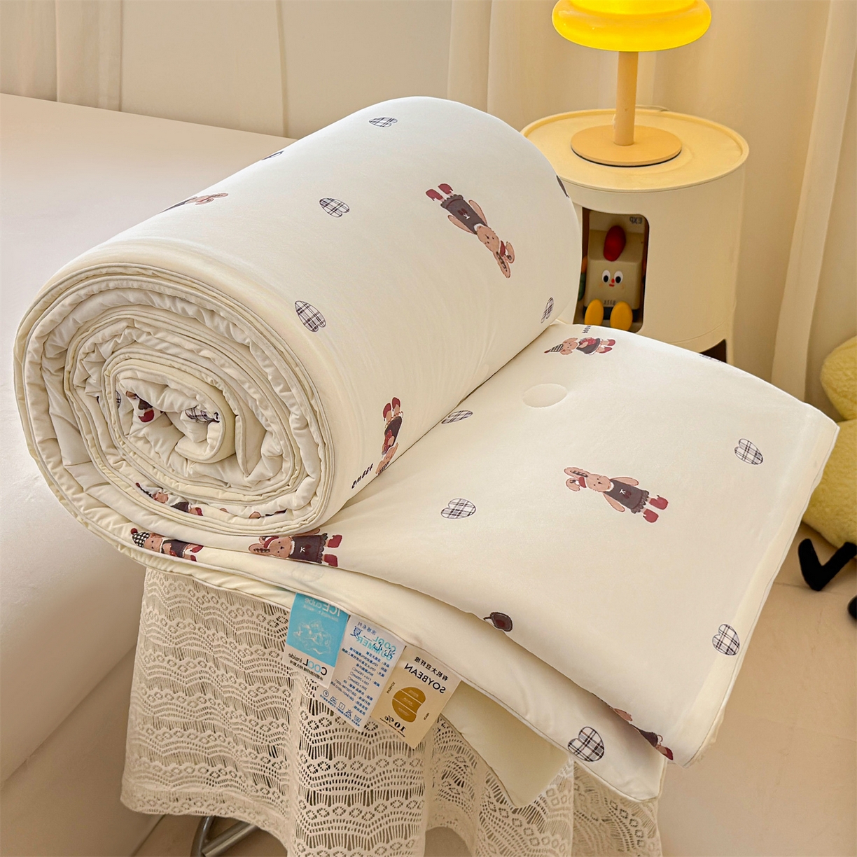 91家纺网 家纺一手货源 找家纺 景眠 2026新款凉感丝印花仿锦氨大豆夏被夏凉被空调被 甜心小熊