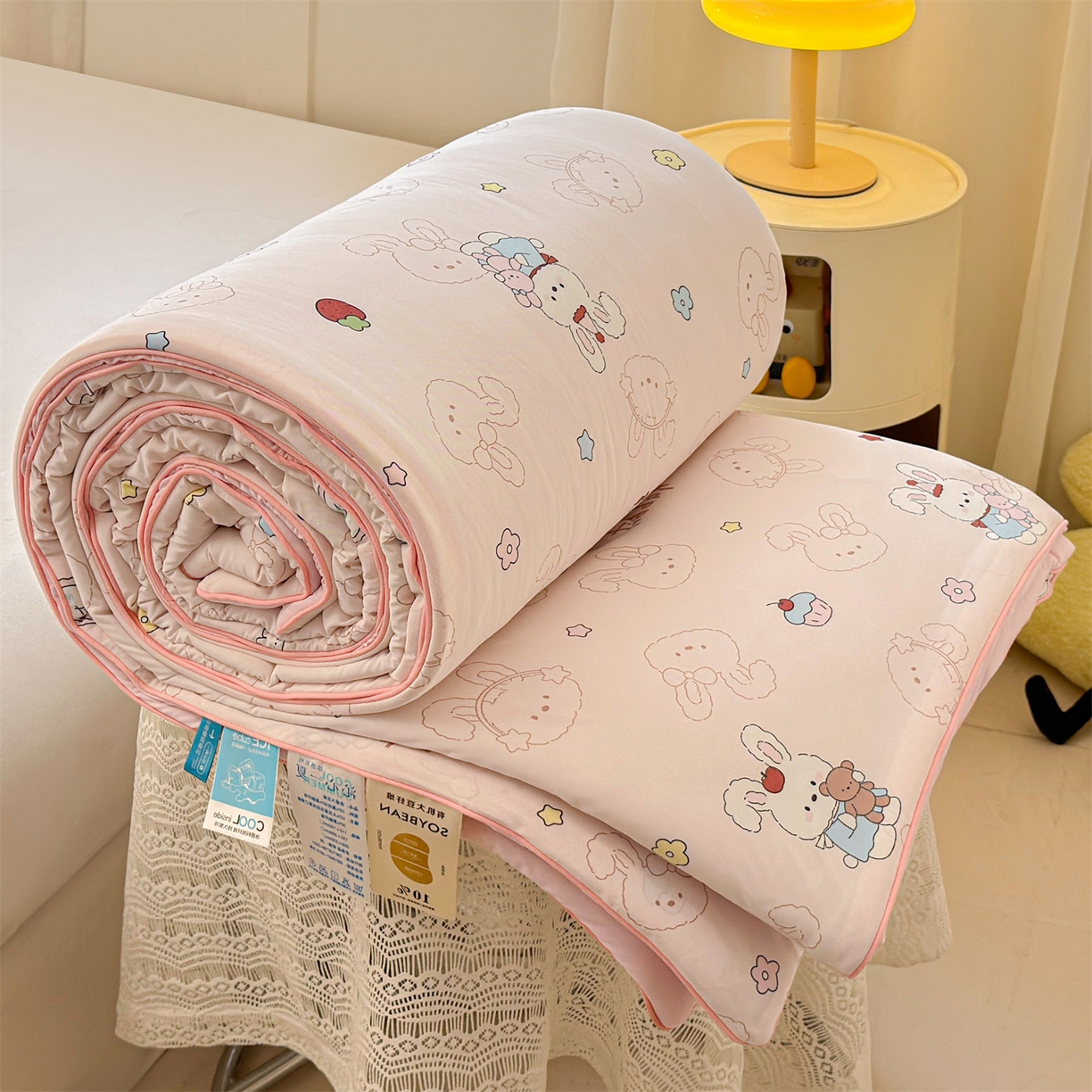 91家纺网 家纺一手货源 找家纺 景眠 2026新款凉感丝印花仿锦氨大豆夏被夏凉被空调被 樱桃兔