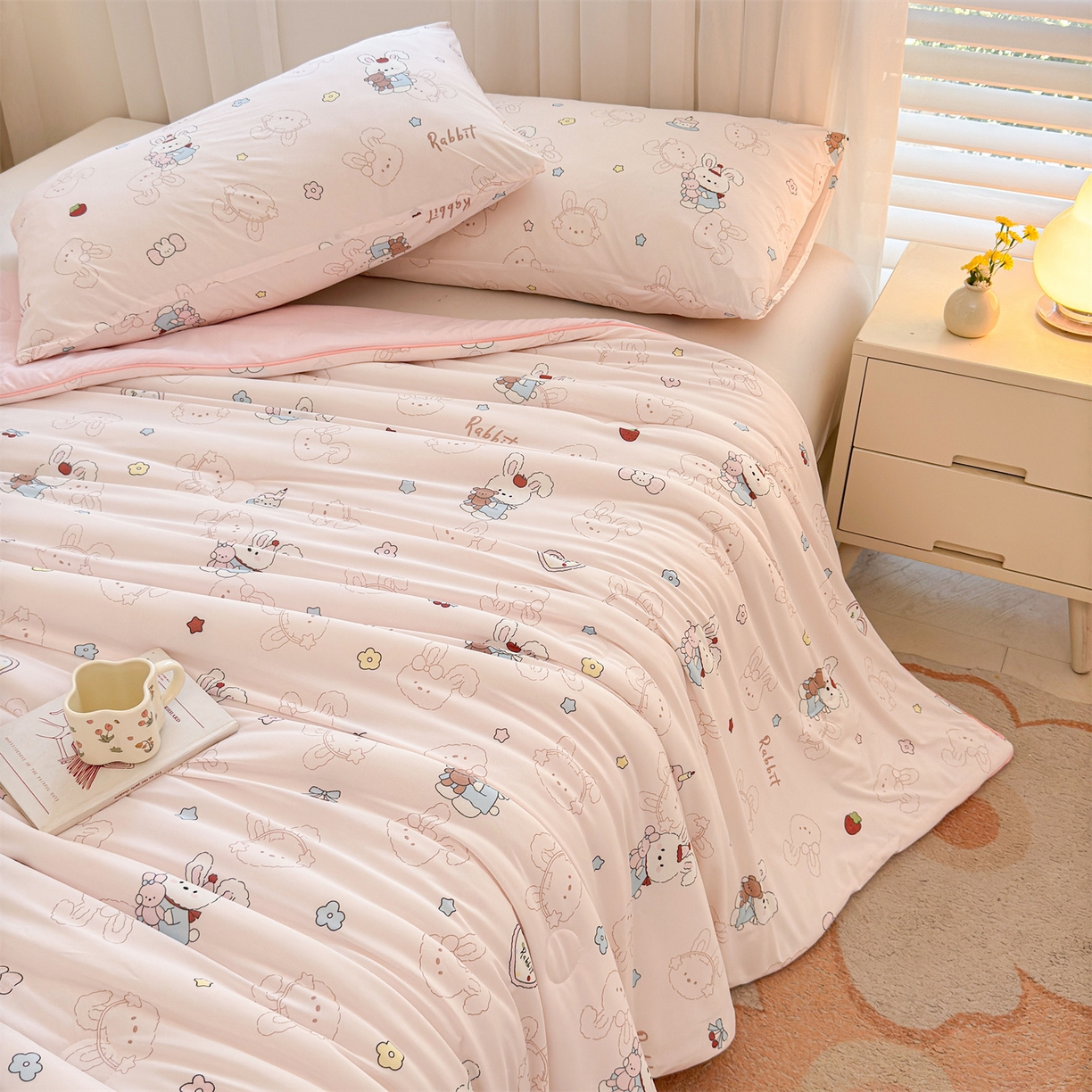 91家纺网 家纺一手货源 找家纺 景眠 2026新款凉感丝印花仿锦氨大豆夏被夏凉被空调被 樱桃兔