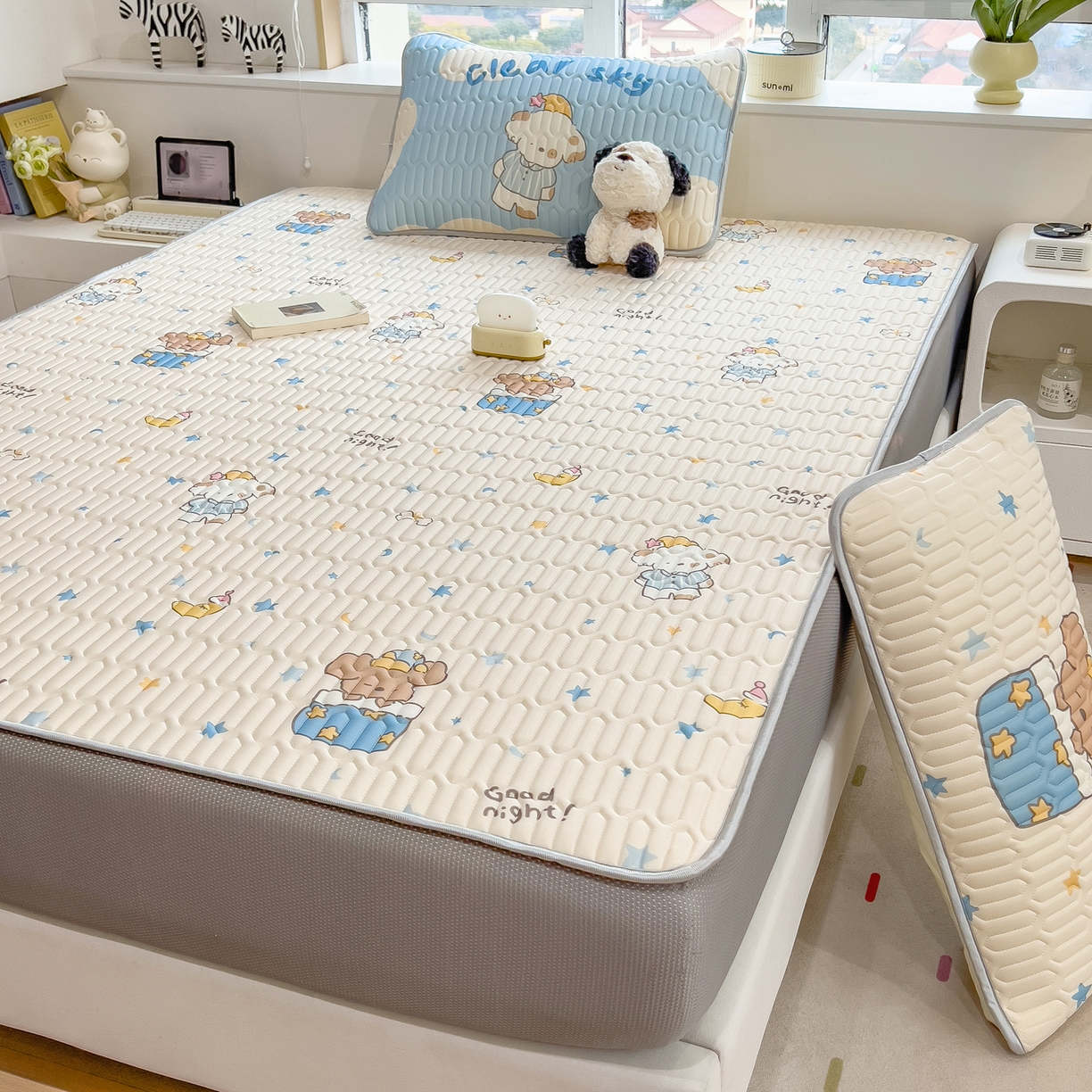 91家纺网 家纺一手货源 找家纺 摩妮卡 2026春夏新款凉感丝印花小清新乳胶凉席席子床笠款三件套 萌宠星夜奇遇