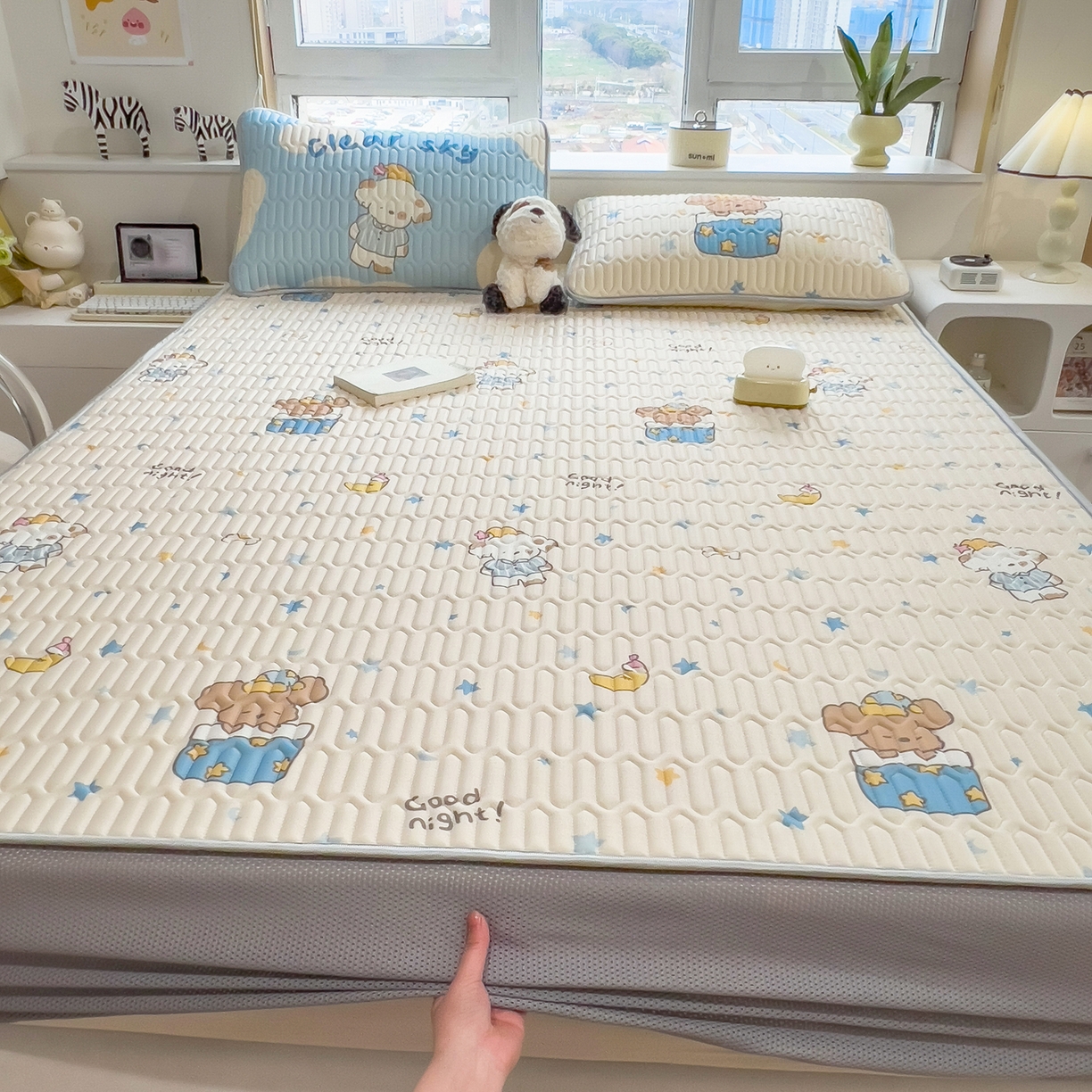 91家纺网 家纺一手货源 找家纺 摩妮卡 2026春夏新款凉感丝印花小清新乳胶凉席席子床笠款三件套 萌宠星夜奇遇