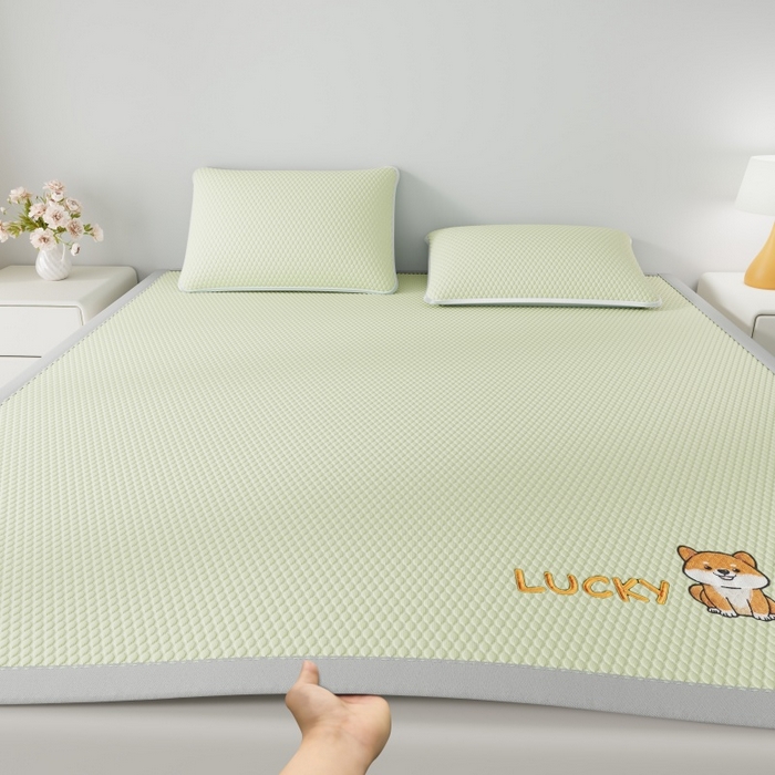91家纺网 家纺一手货源 找家纺 好福居 2026新款PE冰豆豆席-床笠款-床席款凉席三件套 幸运小狗-绿床席款