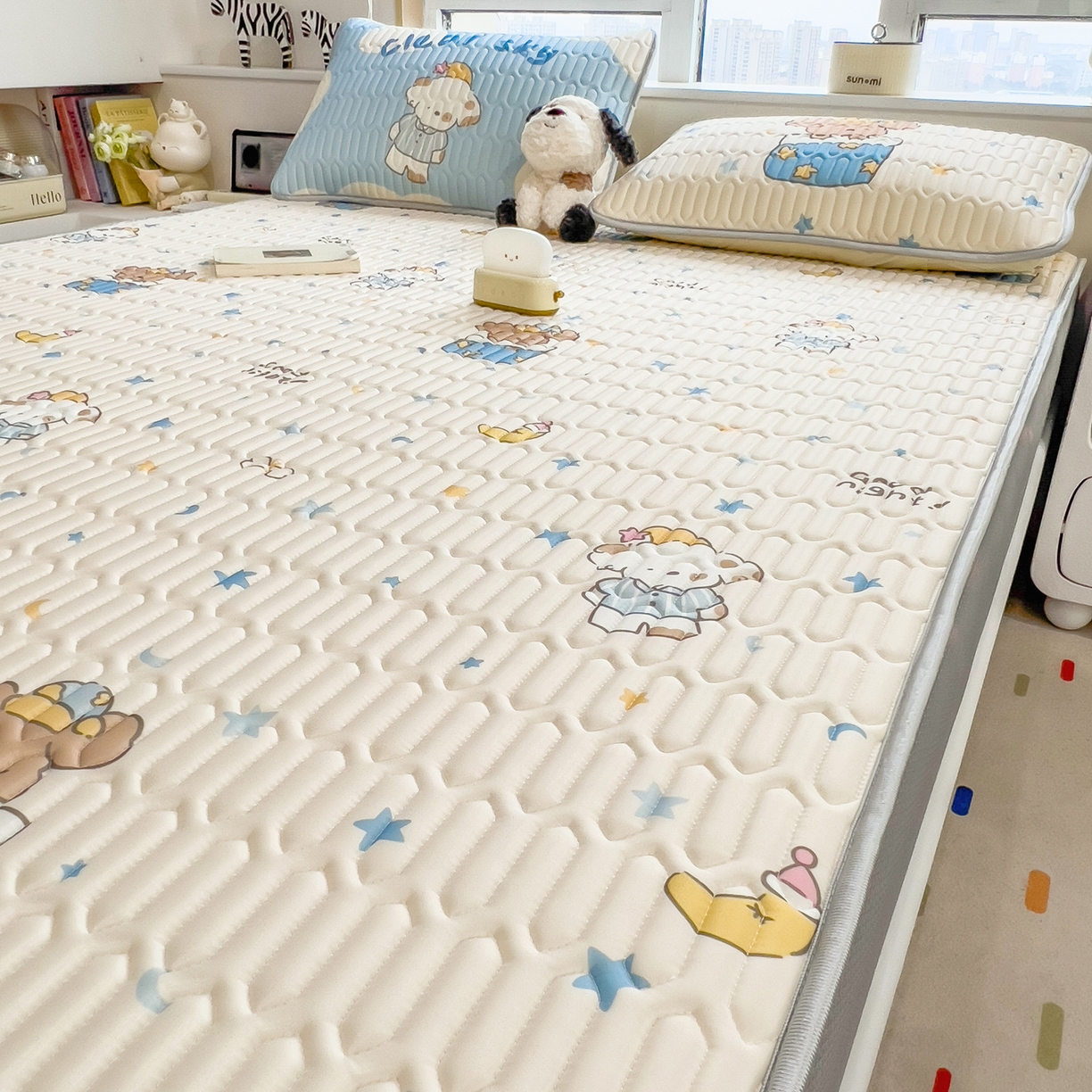 91家纺网 家纺一手货源 找家纺 摩妮卡 2026春夏新款凉感丝印花小清新乳胶凉席席子床笠款三件套 萌宠星夜奇遇