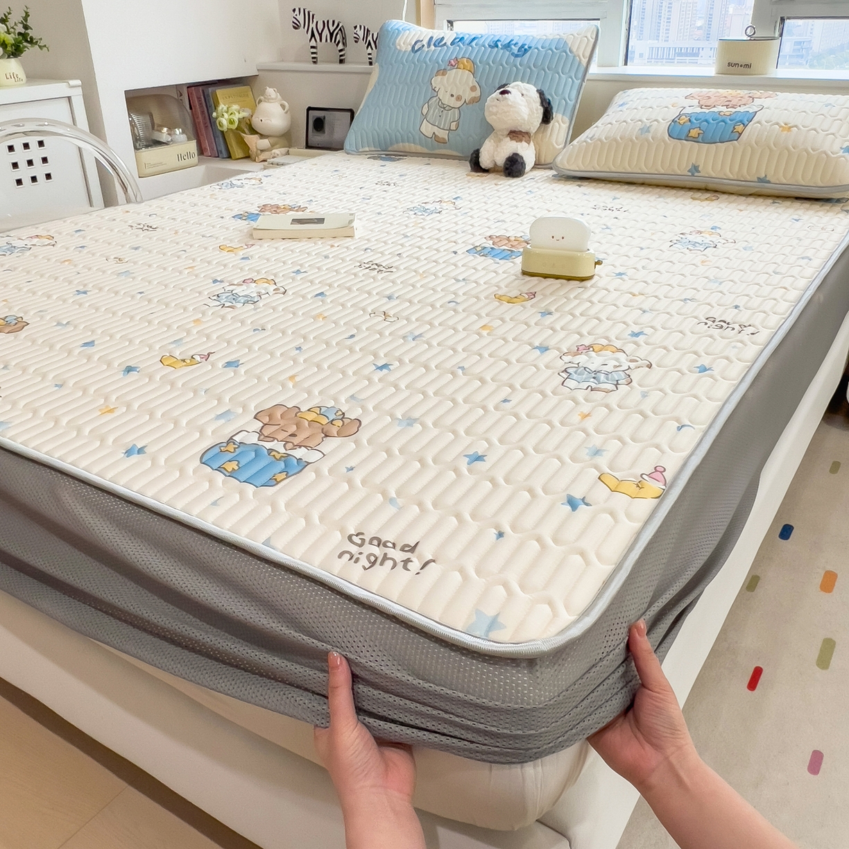 91家纺网 家纺一手货源 找家纺 摩妮卡 2026春夏新款凉感丝印花小清新乳胶凉席席子床笠款三件套 萌宠星夜奇遇