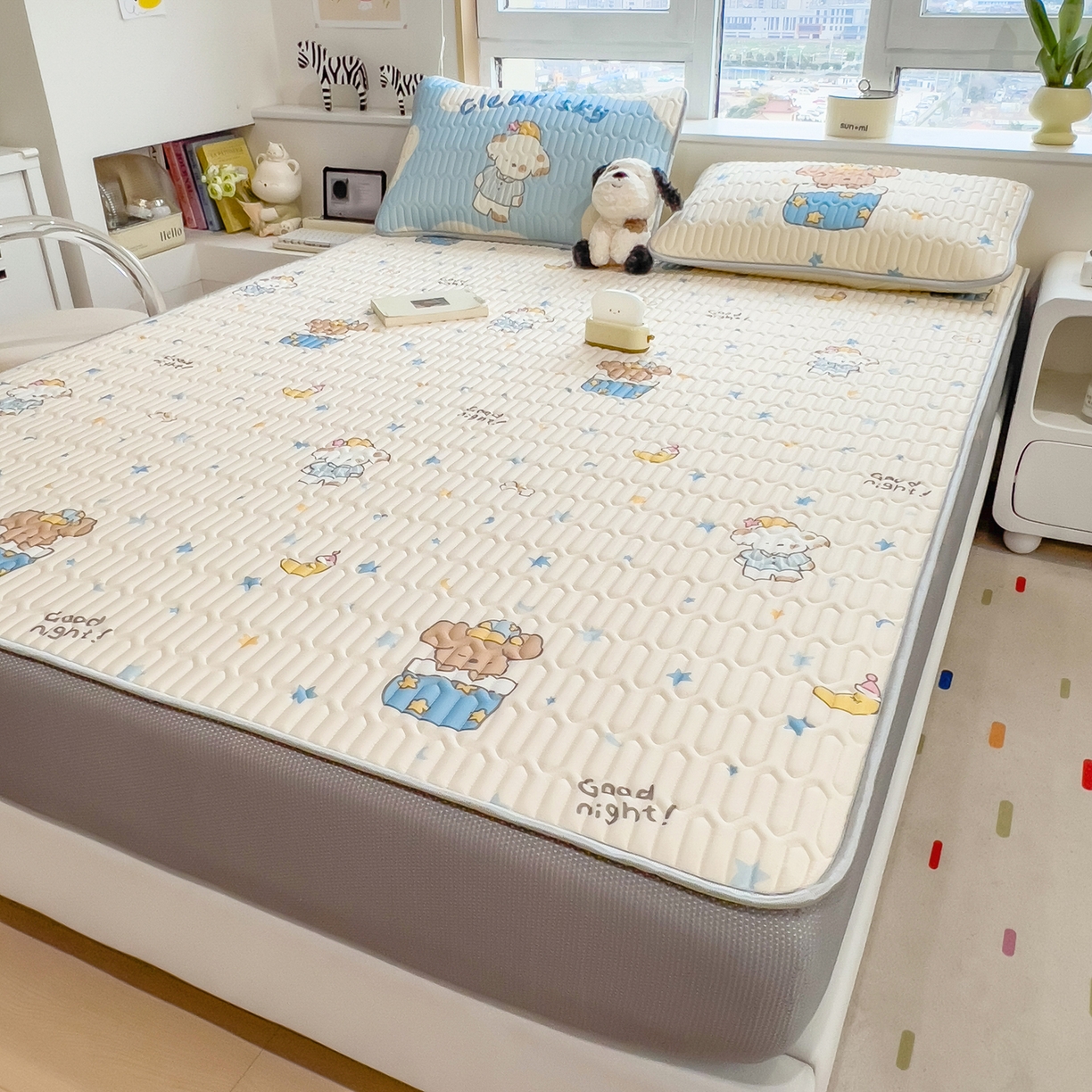 91家纺网 家纺一手货源 找家纺 摩妮卡 2026春夏新款凉感丝印花小清新乳胶凉席席子床笠款三件套 萌宠星夜奇遇