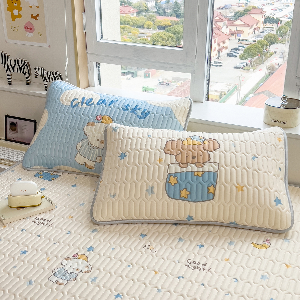 91家纺网 家纺一手货源 找家纺 摩妮卡 2026春夏新款凉感丝印花小清新乳胶凉席席子床笠款三件套 萌宠星夜奇遇