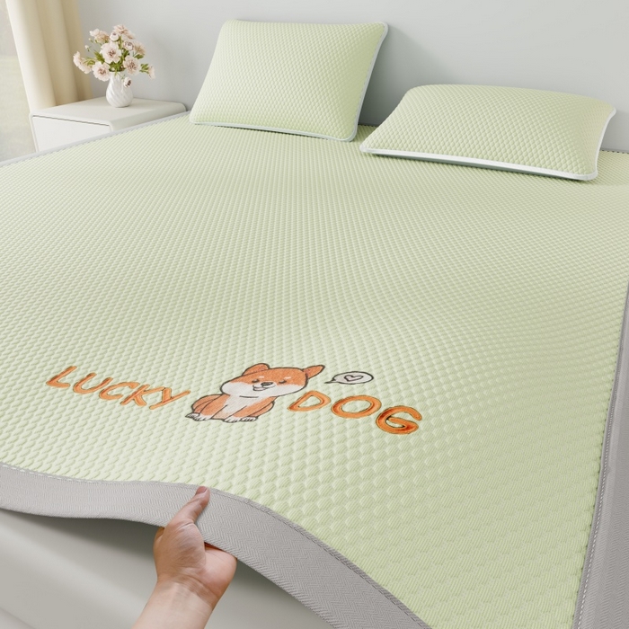 91家纺网 家纺一手货源 找家纺 好福居 2026新款PE冰豆豆席-床笠款-床席款凉席三件套 幸运小狗-绿床席款