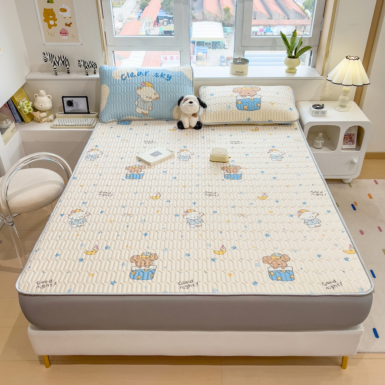 91家纺网 家纺一手货源 找家纺 摩妮卡 2026春夏新款凉感丝印花小清新乳胶凉席席子床笠款三件套 萌宠星夜奇遇