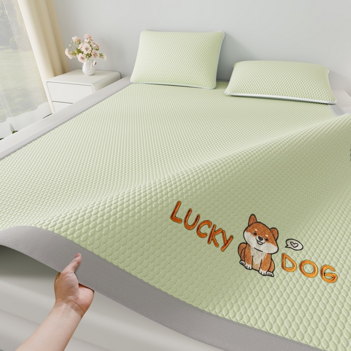 91家纺网 家纺一手货源 找家纺 好福居 2026新款PE冰豆豆席-床笠款-床席款凉席三件套 幸运小狗-绿床席款