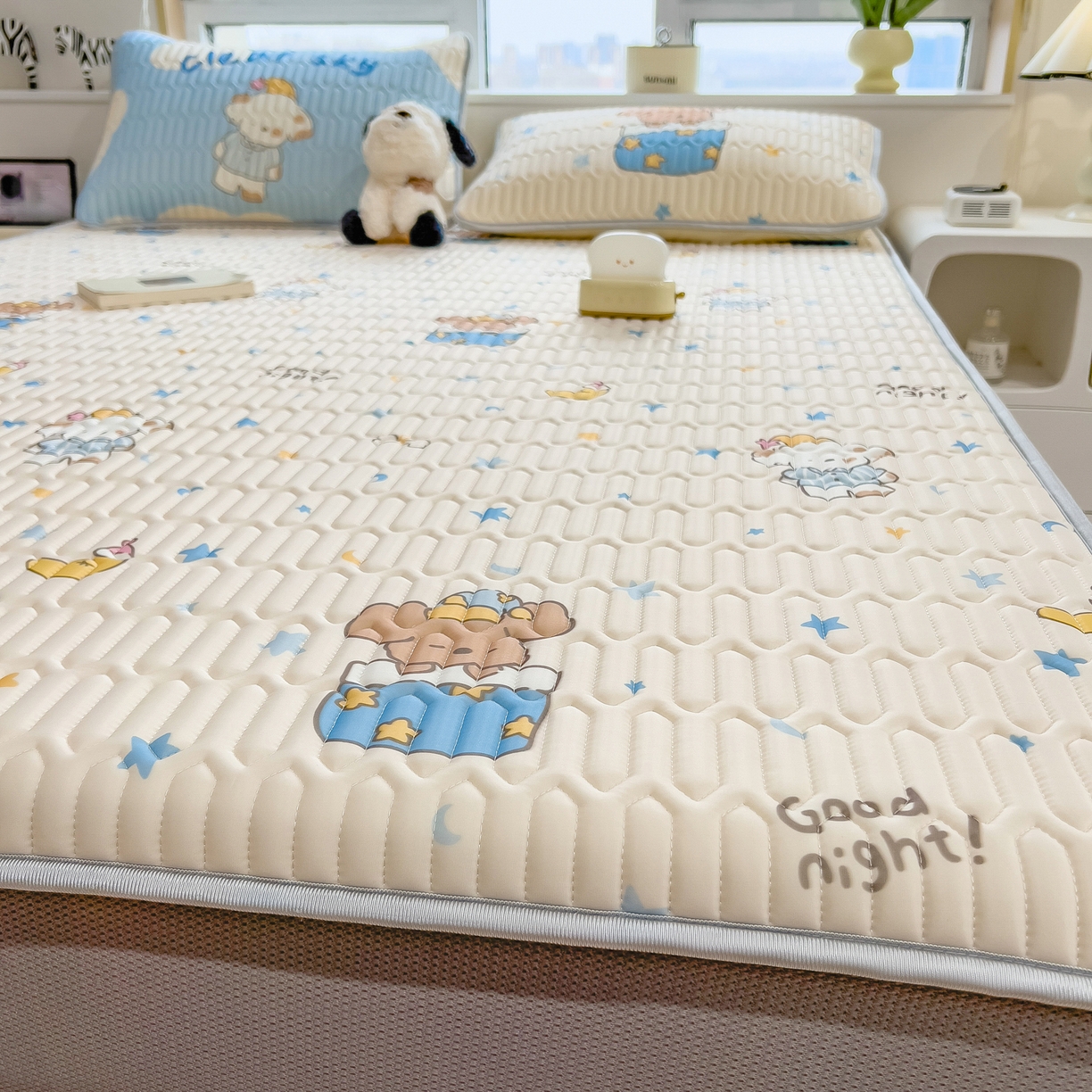 91家纺网 家纺一手货源 找家纺 摩妮卡 2026春夏新款凉感丝印花小清新乳胶凉席席子床笠款三件套 萌宠星夜奇遇