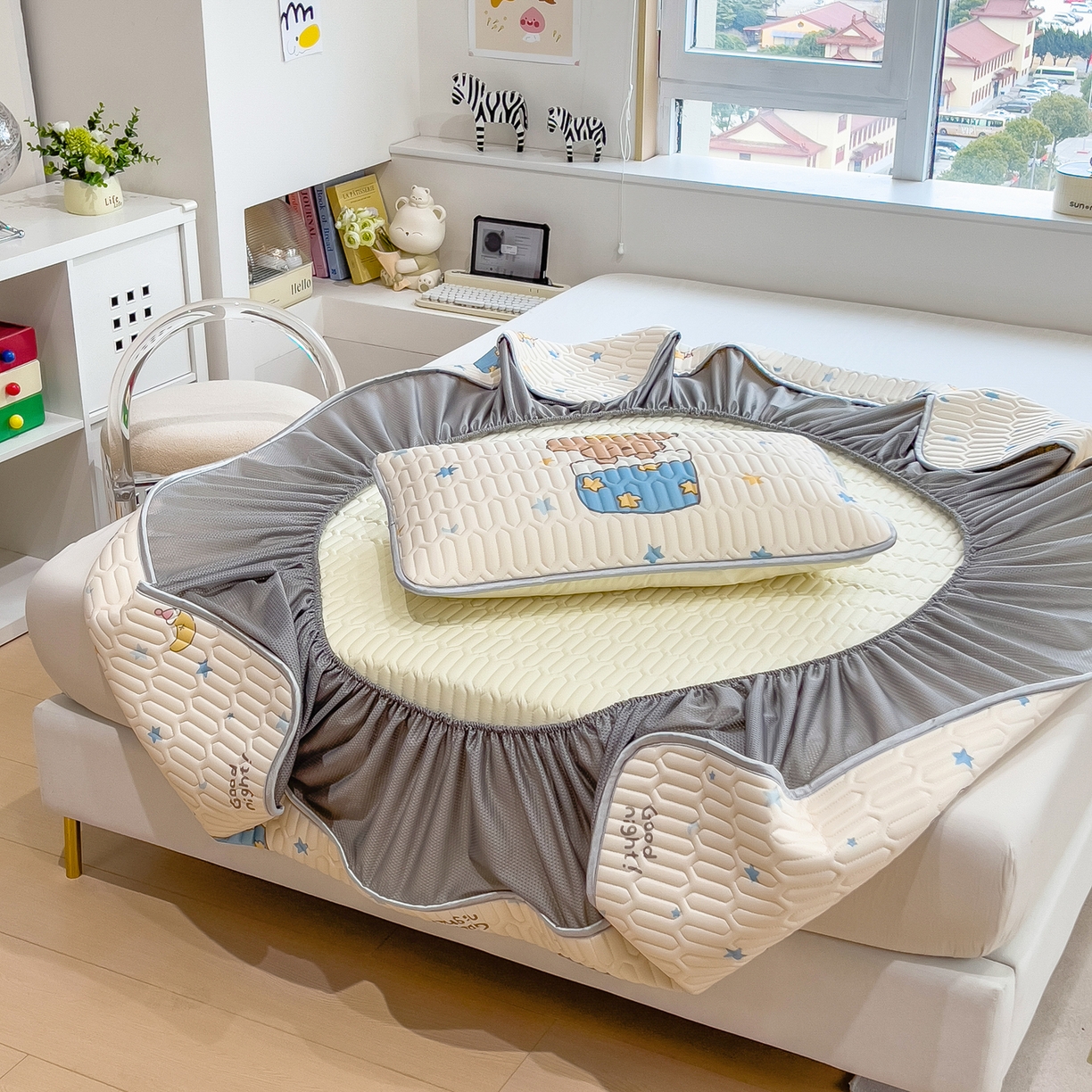 91家纺网 家纺一手货源 找家纺 摩妮卡 2026春夏新款凉感丝印花小清新乳胶凉席席子床笠款三件套 萌宠星夜奇遇