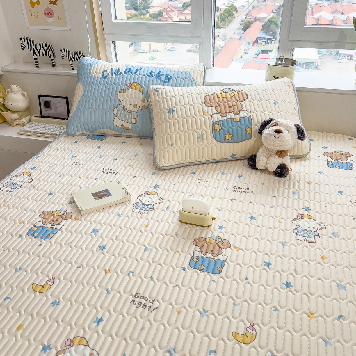 91家纺网 家纺一手货源 找家纺 摩妮卡 2026春夏新款凉感丝印花小清新乳胶凉席席子床笠款三件套 萌宠星夜奇遇