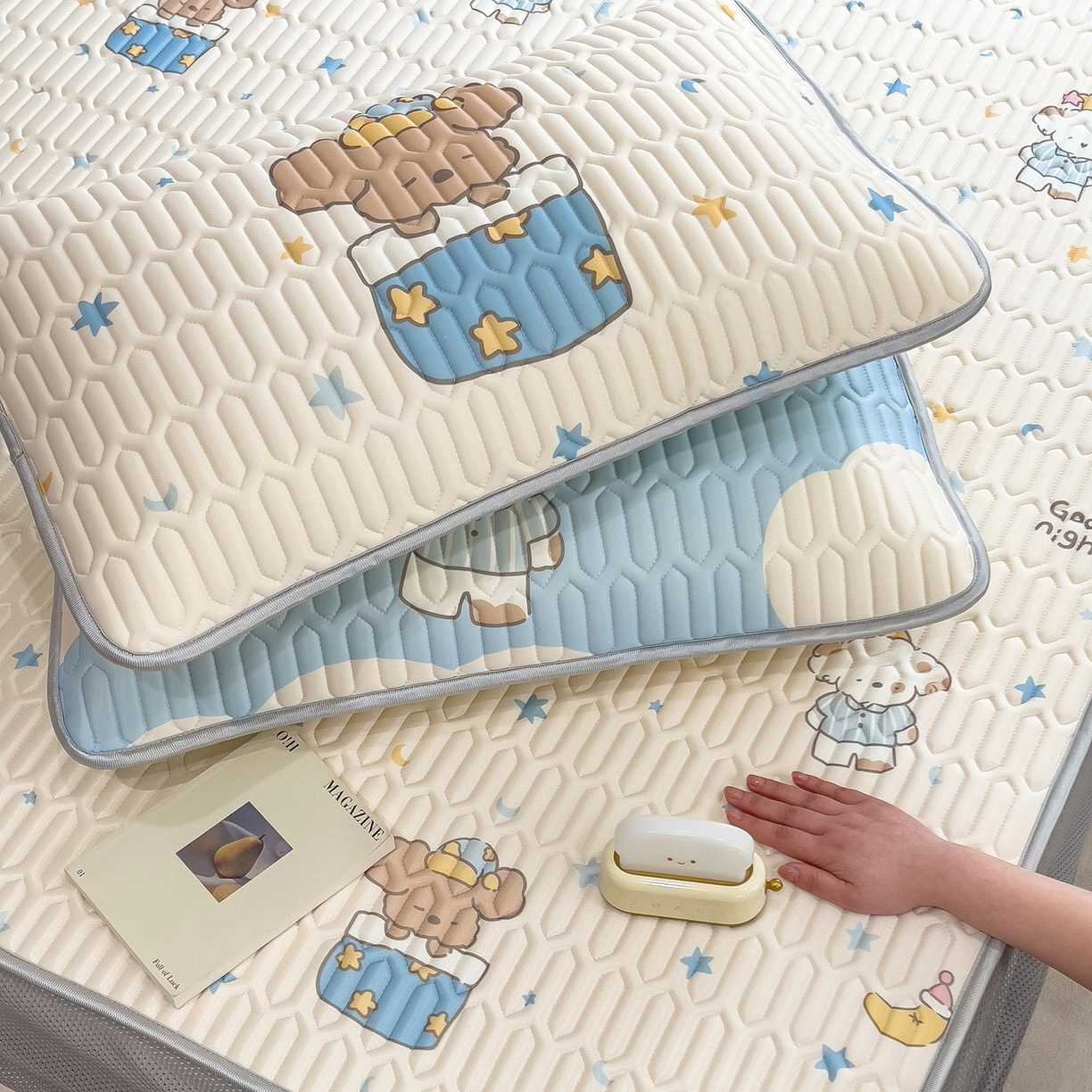 91家纺网 家纺一手货源 找家纺 摩妮卡 2026春夏新款凉感丝印花小清新乳胶凉席席子床笠款三件套 萌宠星夜奇遇