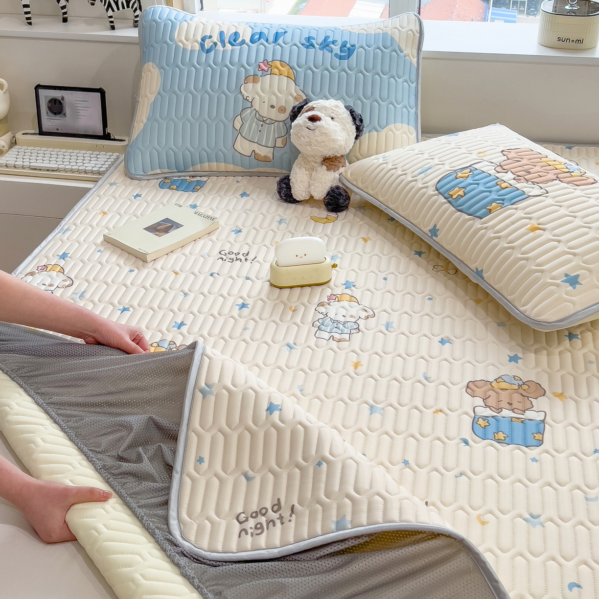 91家纺网 家纺一手货源 找家纺 摩妮卡 2026春夏新款凉感丝印花小清新乳胶凉席席子床笠款三件套 萌宠星夜奇遇