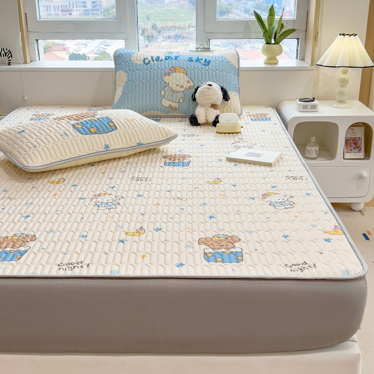 91家纺网 家纺一手货源 找家纺 摩妮卡 2026春夏新款凉感丝印花小清新乳胶凉席席子床笠款三件套 萌宠星夜奇遇