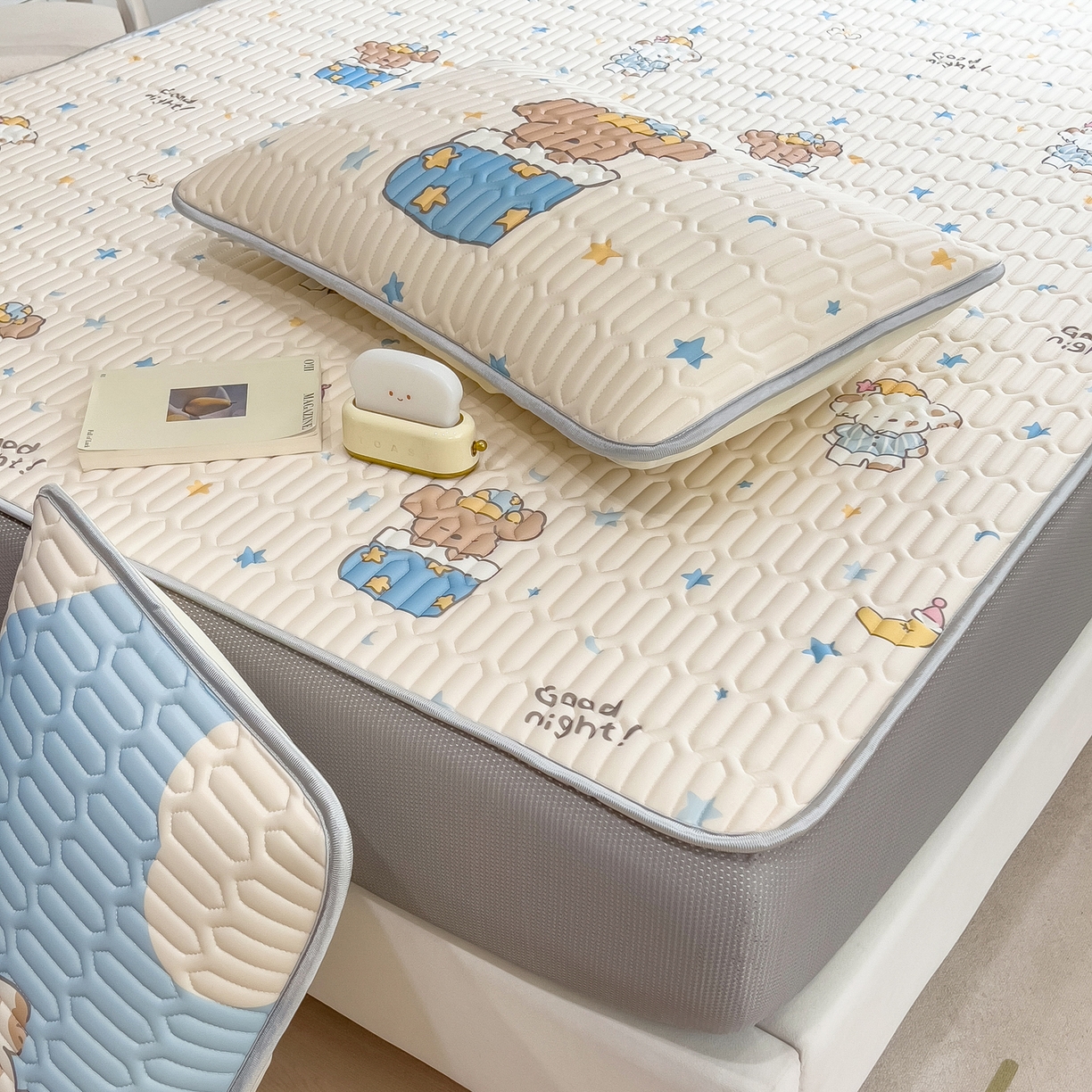 91家纺网 家纺一手货源 找家纺 摩妮卡 2026春夏新款凉感丝印花小清新乳胶凉席席子床笠款三件套 萌宠星夜奇遇