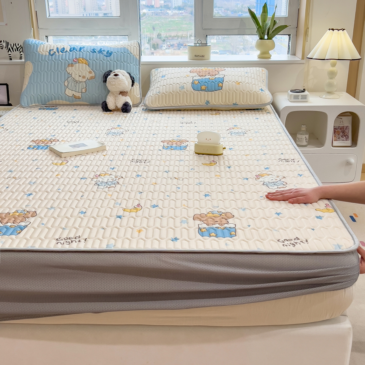 91家纺网 家纺一手货源 找家纺 摩妮卡 2026春夏新款凉感丝印花小清新乳胶凉席席子床笠款三件套 萌宠星夜奇遇