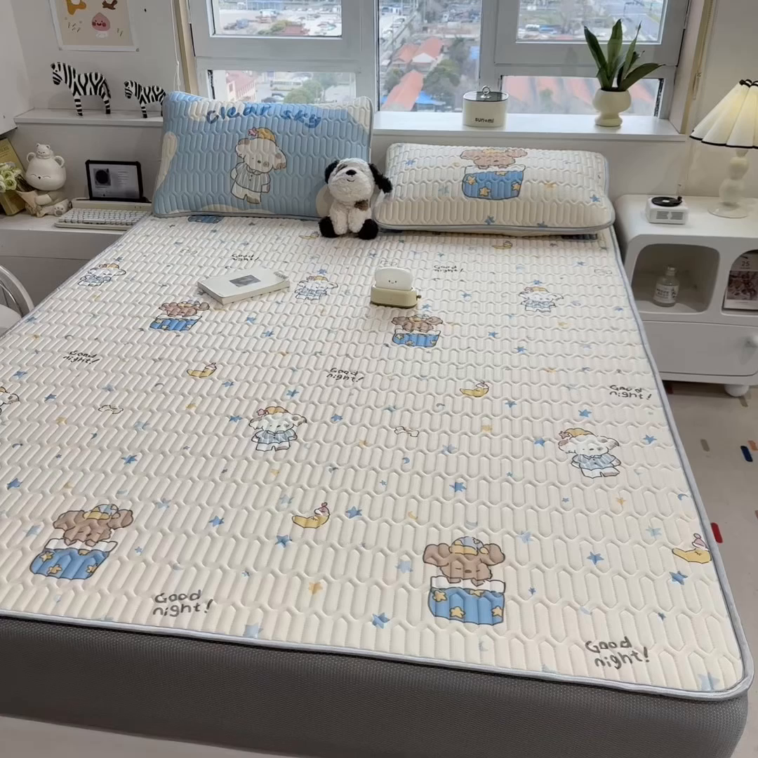 91家纺网 家纺一手货源 找家纺 摩妮卡 2026春夏新款凉感丝印花小清新乳胶凉席席子床笠款三件套 萌宠星夜奇遇