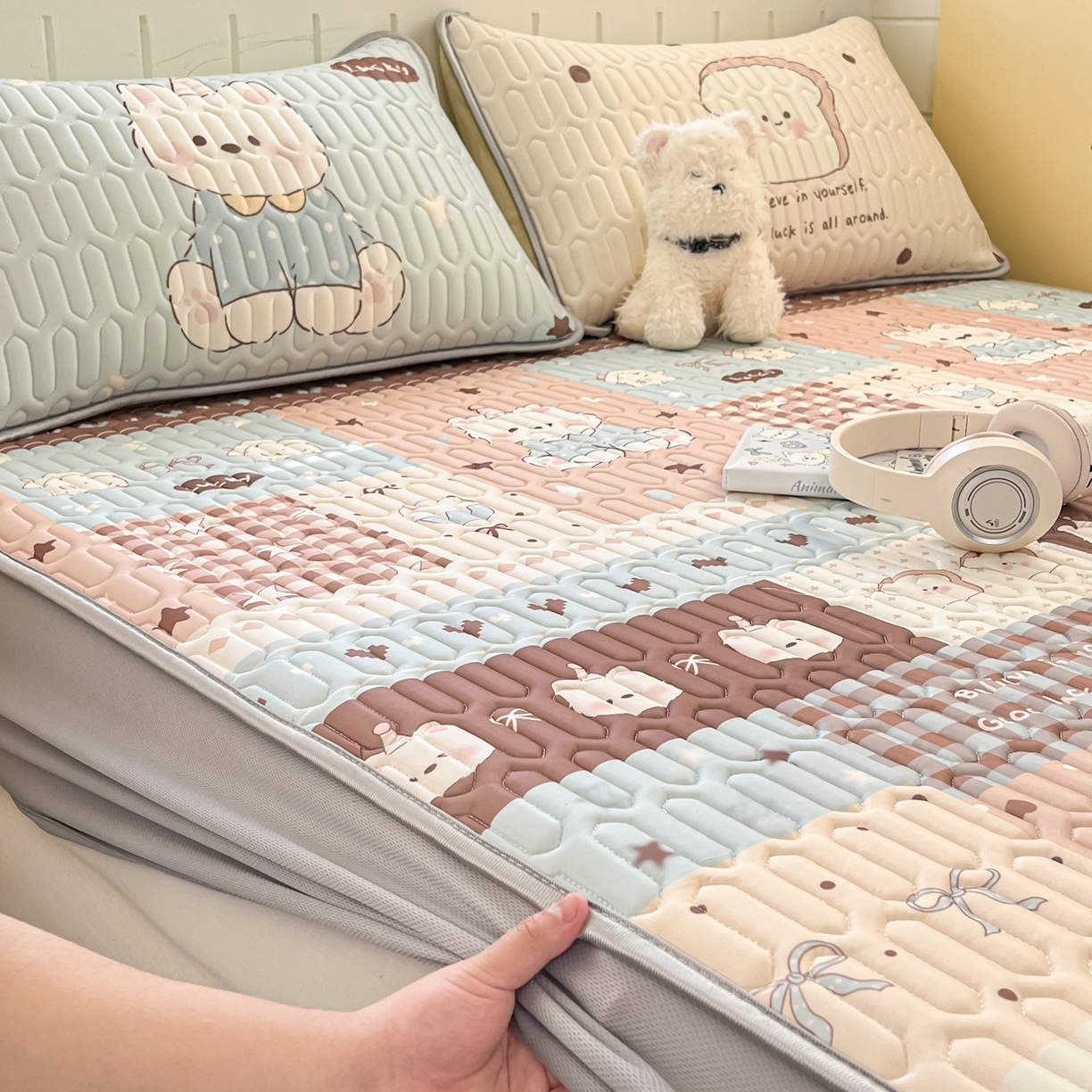 91家纺网 家纺一手货源 找家纺 摩妮卡 2026春夏新款凉感丝印花小清新乳胶凉席席子床笠款三件套 萌态小狗