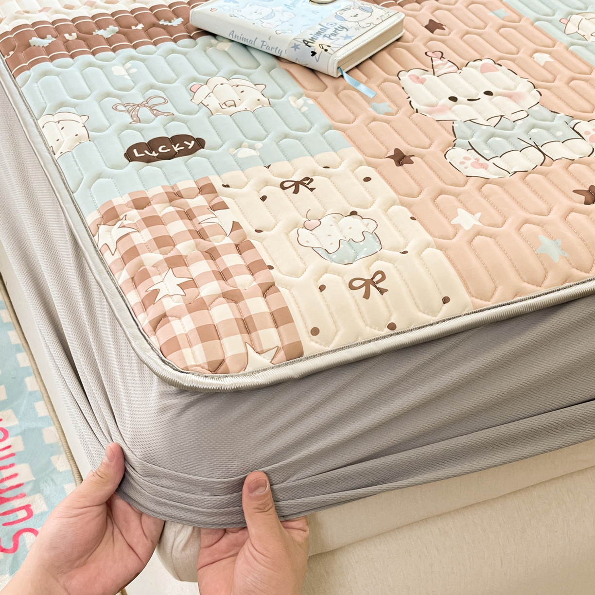 91家纺网 家纺一手货源 找家纺 摩妮卡 2026春夏新款凉感丝印花小清新乳胶凉席席子床笠款三件套 萌态小狗