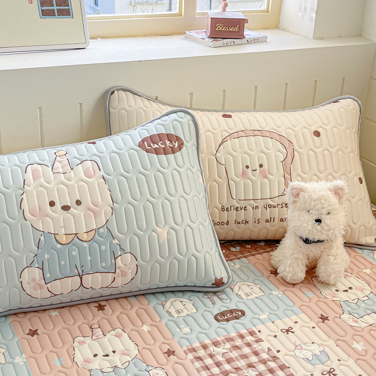 91家纺网 家纺一手货源 找家纺 摩妮卡 2026春夏新款凉感丝印花小清新乳胶凉席席子床笠款三件套 萌态小狗