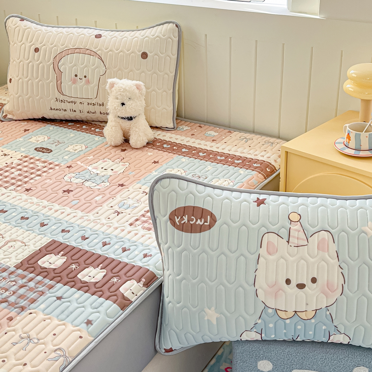 91家纺网 家纺一手货源 找家纺 摩妮卡 2026春夏新款凉感丝印花小清新乳胶凉席席子床笠款三件套 萌态小狗