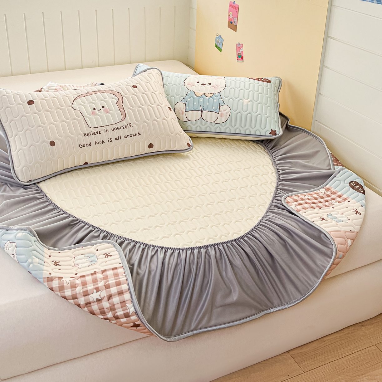 91家纺网 家纺一手货源 找家纺 摩妮卡 2026春夏新款凉感丝印花小清新乳胶凉席席子床笠款三件套 萌态小狗