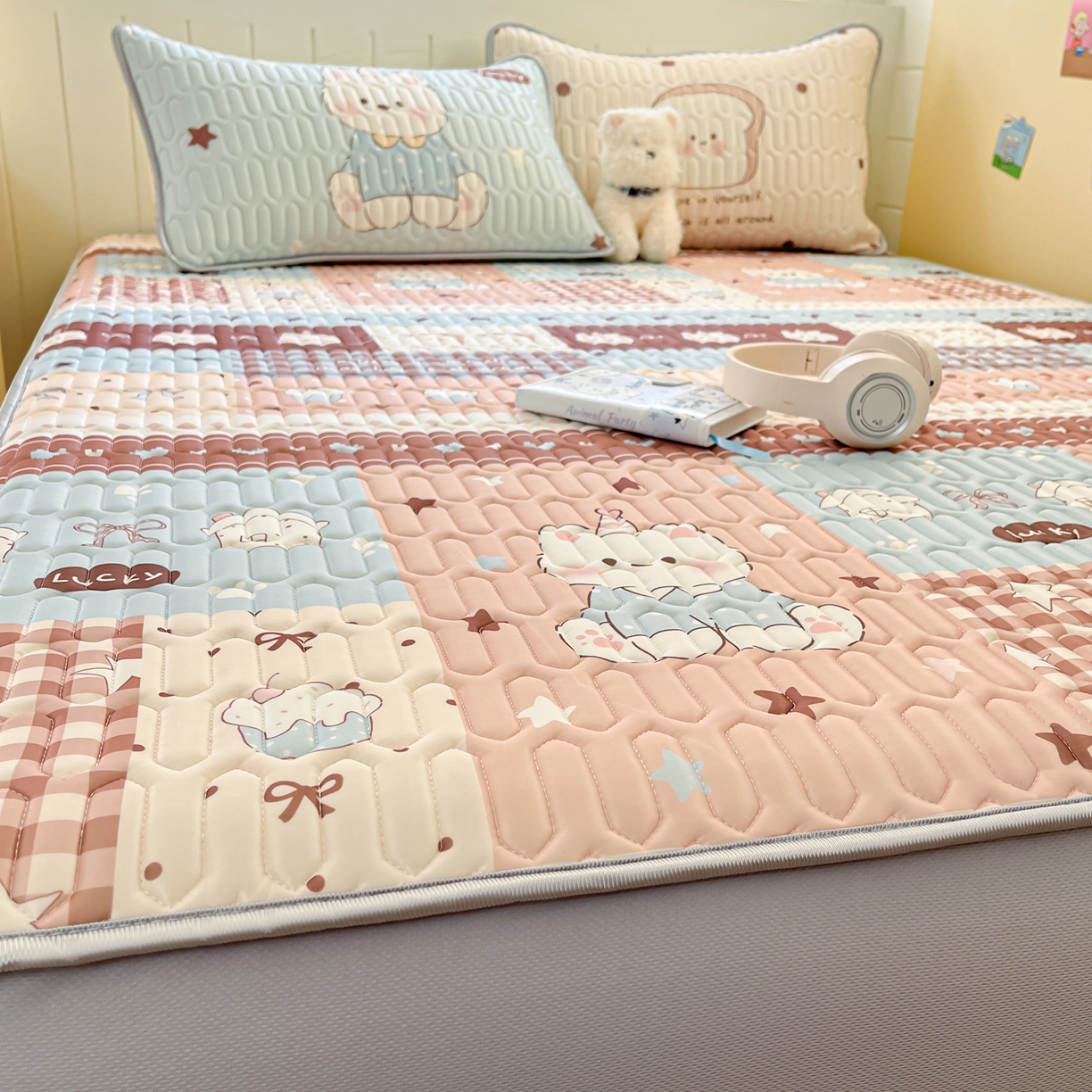 91家纺网 家纺一手货源 找家纺 摩妮卡 2026春夏新款凉感丝印花小清新乳胶凉席席子床笠款三件套 萌态小狗