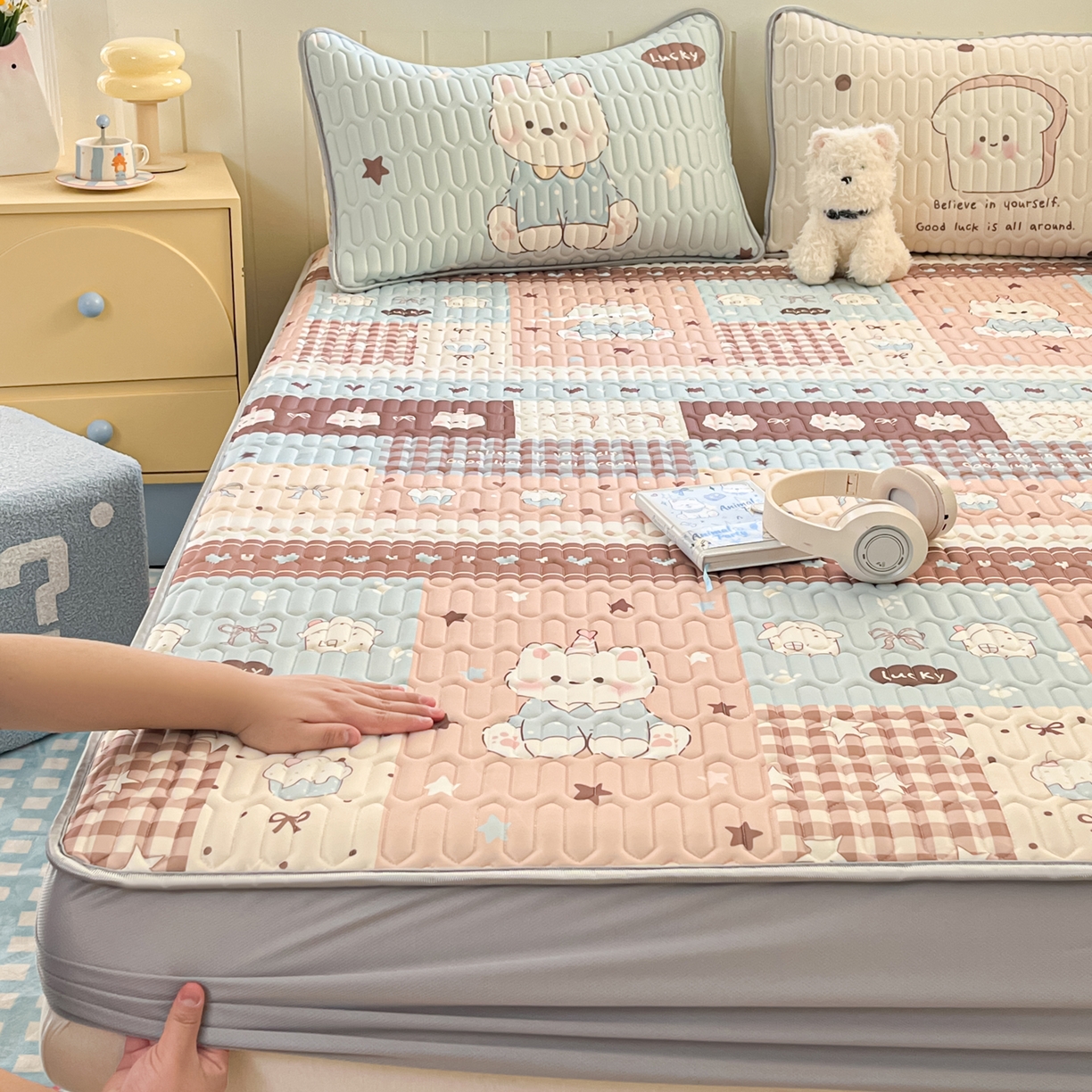 91家纺网 家纺一手货源 找家纺 摩妮卡 2026春夏新款凉感丝印花小清新乳胶凉席席子床笠款三件套 萌态小狗