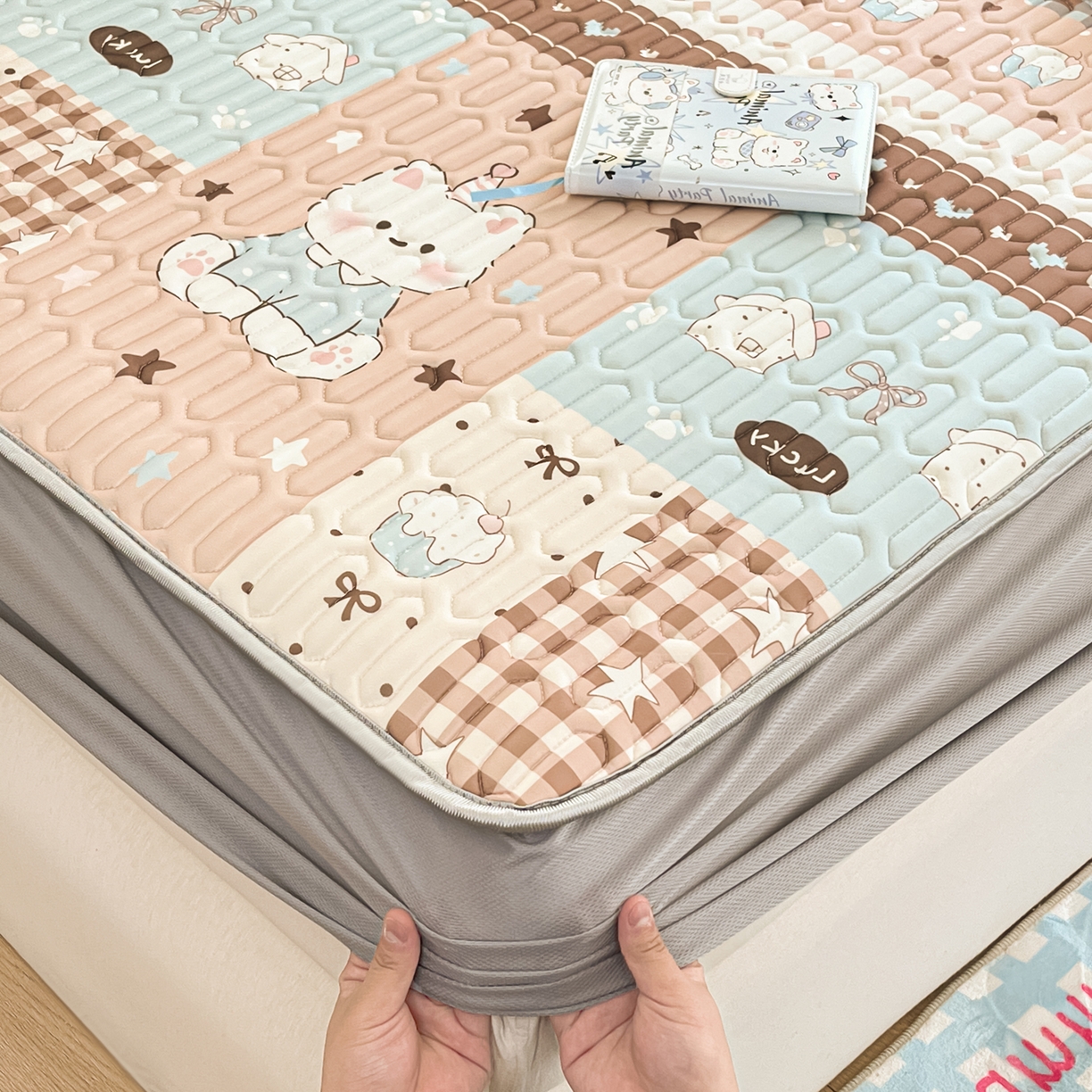 91家纺网 家纺一手货源 找家纺 摩妮卡 2026春夏新款凉感丝印花小清新乳胶凉席席子床笠款三件套 萌态小狗