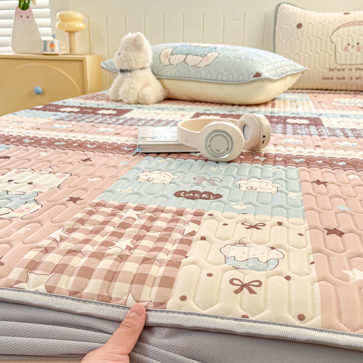 91家纺网 家纺一手货源 找家纺 摩妮卡 2026春夏新款凉感丝印花小清新乳胶凉席席子床笠款三件套 萌态小狗