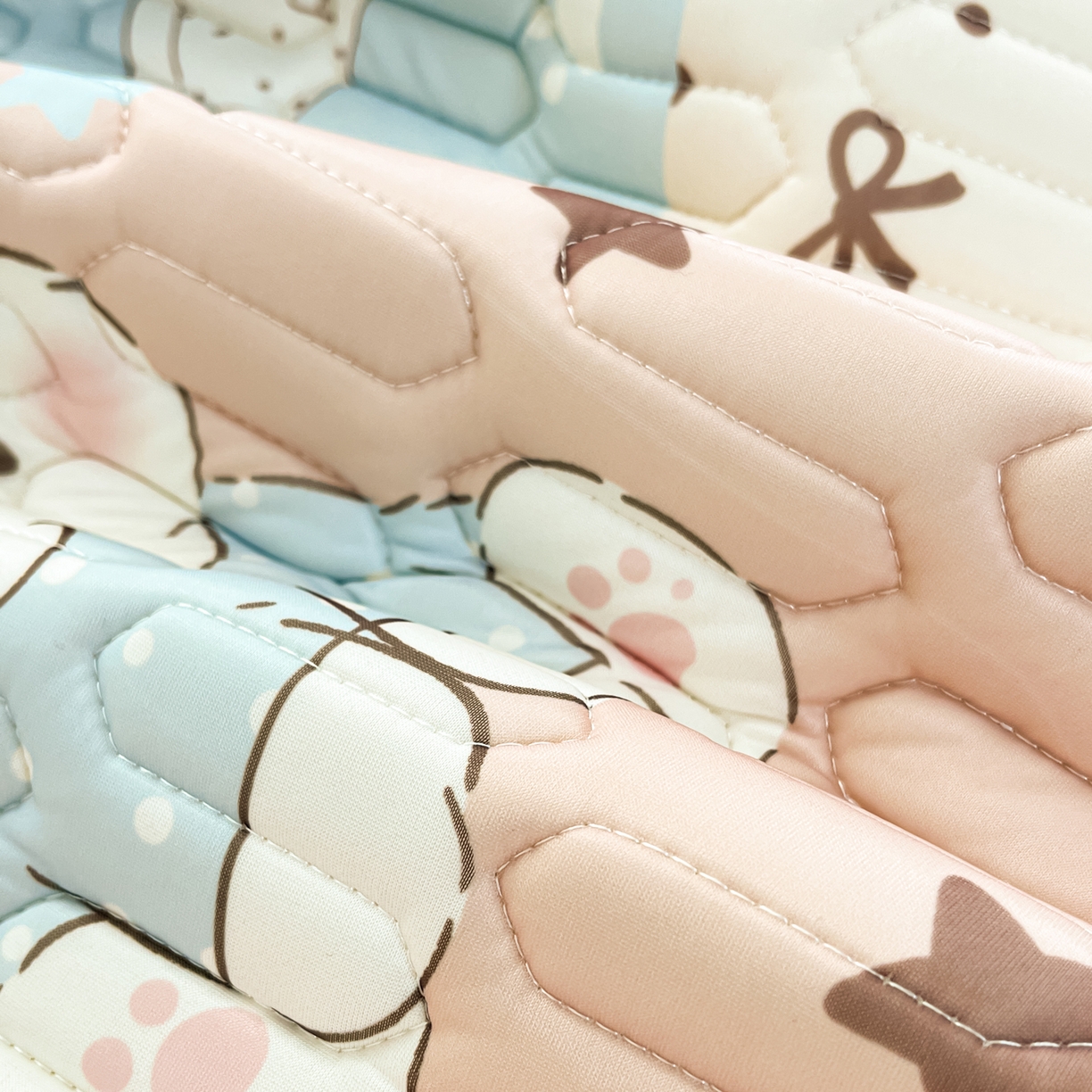 91家纺网 家纺一手货源 找家纺 摩妮卡 2026春夏新款凉感丝印花小清新乳胶凉席席子床笠款三件套 萌态小狗